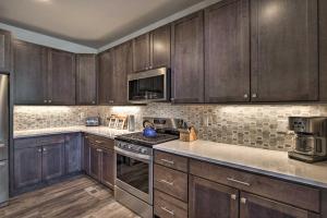 Dapur atau dapur kecil di Ski and Hike Home with Hot Tub and Gas Grill in Granby