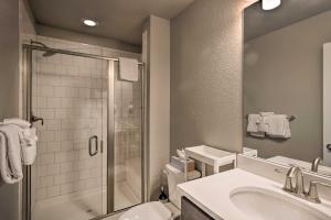 Bilik mandi di Ski and Hike Home with Hot Tub and Gas Grill in Granby +21 gambar