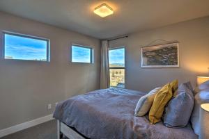 Katil atau katil-katil dalam bilik di Ski and Hike Home with Hot Tub and Gas Grill in Granby