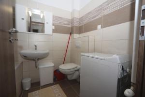 A bathroom at Ádám Guesthouse I.