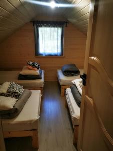 Zimmer mit 4 Etagenbetten in einer Hütte in der Unterkunft Ostoja Stacze in Stacze