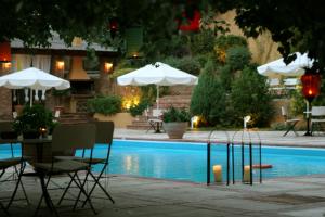 Bazén v ubytování Hotel Antonios nebo v jeho okolí