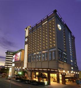 een groot gebouw met een klok erop bij Nice Prince Hotel in Chiayi City