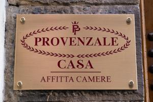 フィレンツェにあるPROVENZALE CASAの花輪の建物側の看板
