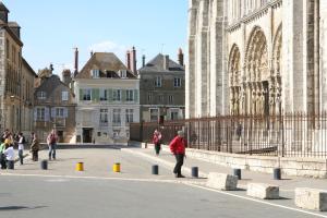 Un groupe de personnes marchant devant un grand bâtiment dans l'établissement Le Parvis, à Chartres