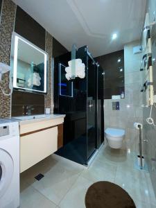 y baño con ducha, aseo y lavamanos. en Apartment Crystal, en Zlatibor