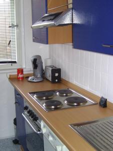 a kitchen with a stove and a counter top at "IDEAL" - für Zwei in Berlin