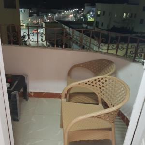 um par de cadeiras sentadas numa varanda em Sweet Home Flat 2 em Hurghada