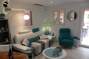 un soggiorno con divano e sedia di Villa Bleu de Mer - Village Balnéaire San Cyprianu a Lecci