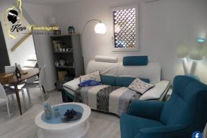 a small living room with a bed and a couch at Villa Bleu de Mer - Village Balnéaire San Cyprianu in Lecci