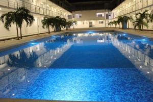 a large swimming pool with blue water in a building at Hotel Santa Cruz Juchitan in Juchitán de Zaragoza