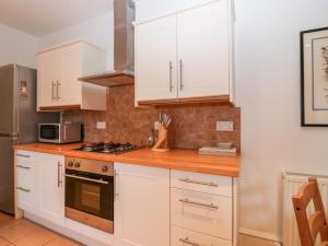 A kitchen or kitchenette at George Cottage