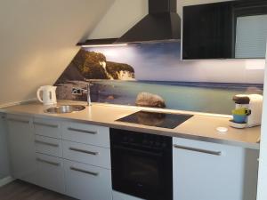 una cocina con fregadero y encimera en Ferienwohnung Emmely, en Binz