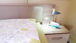 Dormitorio con cama y escritorio con libro en Ferienwohnung Emmely, en Binz