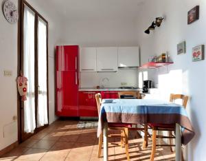 Kuchyň nebo kuchyňský kout v ubytování Casa con grande terrazza, AC, wifi, posto auto e vicino al mare + 10 fotografií