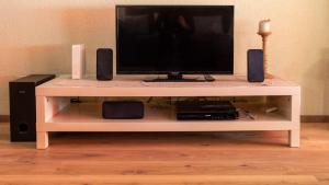 TV a/nebo společenská místnost v ubytování Minusio, Casa Gottardo - nahe Zentrum Locarno und See Lago Maggiore, mit Balkon und Parkplatz