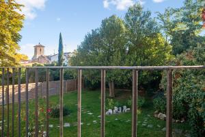 une clôture dans une cour avec un jardin dans l'établissement La Casona de Doña Clotilde, à Sardón de Duero