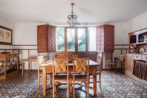 jadalnia ze stołem i krzesłami w obiekcie La Casona de Doña Clotilde w mieście Sardón de Duero