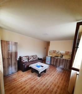 sala de estar con sofá y mesa en Cottage Tsaghkadzor en Tsaghkadzor