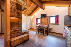 a kitchen and dining room with a table and chairs at la casa dei nonni in Valtournenche