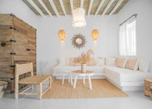 a white living room with a couch and a table at MAKARIAS VILLA in Áno Meriá