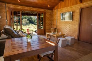 Uma área de estar em Cactus Chalés & Cabanas em lumiar