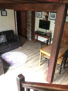 uma sala de estar com um sofá e uma mesa em Penybryn Cottages em Aberdare