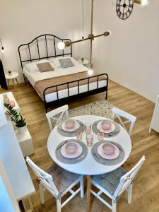a room with a table and chairs and a bed at Duo 1 Debniki Apartment in Krakow
