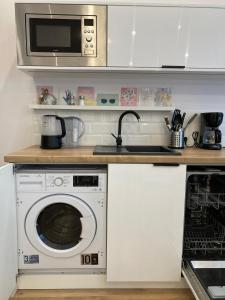 Kuchyňa alebo kuchynka v ubytovaní Duo 1 Debniki Apartment