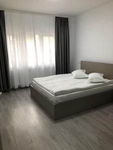 Un pat sau paturi într-o cameră la Elena-Maria Apartments