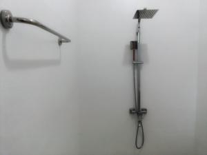 una doccia con soffione a parete di The Nest a Tangalle