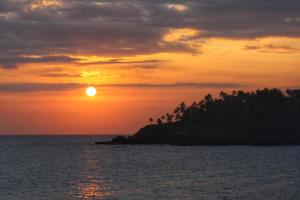 un'isola nell'oceano al tramonto di The Nest a Tangalle