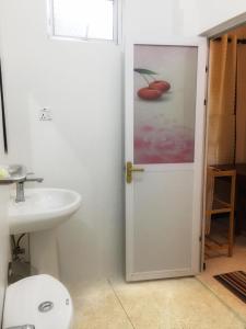 un bagno con un water e un lavandino di The Nest a Tangalle