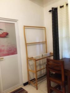 una camera con mensola accanto a una porta di The Nest a Tangalle Altre 37 foto