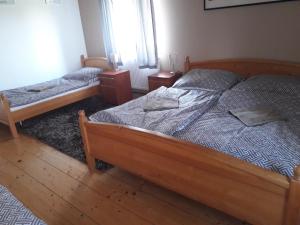 um quarto com duas camas e duas mesas de cabeceira em Penzion Na Střelnici em Poděbrady