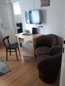 um quarto com uma secretária, um computador e uma cadeira em Penzion Na Střelnici em Poděbrady