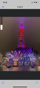 un edificio con luces moradas y rojas. en La cour des grands en Arras