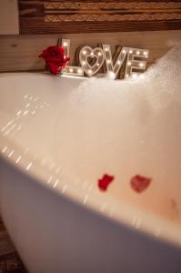 Zdjęcie z galerii obiektu GÓRALSKA VILLA APARTAMENTY Z JACUZZI & HOME SPA & Zakopane w Poroninie