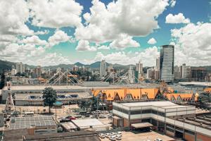 ein Blick auf eine Stadt mit Gebäuden und Wolken in der Unterkunft Loft com vista para Vila Germânica 309 in Blumenau