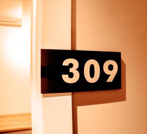 eine Uhr an der Seite einer Tür mit in der Unterkunft Loft com vista para Vila Germânica 309 in Blumenau