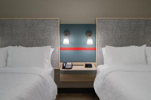 Postel nebo postele na pokoji v ubytování Avid hotels - Beaumont by IHG