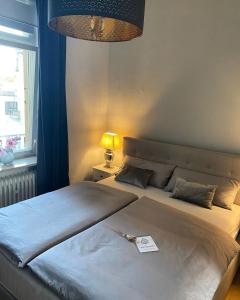 Un dormitorio con 2 camas con un cartel. en Ferienwohnung Dom- u. Regnitzblick, en Bamberg