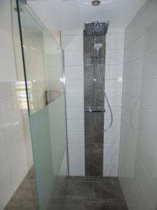 y baño con ducha y puerta de cristal. en Uckermark "Ferienwohnung Sommerfugl ", en Passow