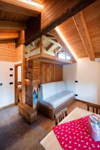 Habitación con cama, mesa y sillas. en la casa dei nonni en Valtournenche