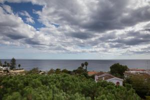 Pemandangan umum laut atau pemandangan laut yang diambil dari guest house