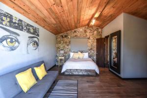 - une chambre avec un lit et un canapé dans l'établissement Quinta Monasterio, à Valle de Guadalupe