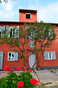 un edificio rojo con flores rojas delante de él en Villa Mont des Oliviers CITRA-8055LT-1805 e 1807, en San Remo