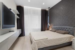 Un pat sau paturi într-o cameră la Pearl 45 Panoramic Sea View Apartment