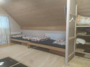 een kamer met twee stapelbedden en een kast bij Kuća za odmor Sofija in Divčibare