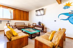 a living room with two couches and a table at Hostel Del Puerto in Coquimbo